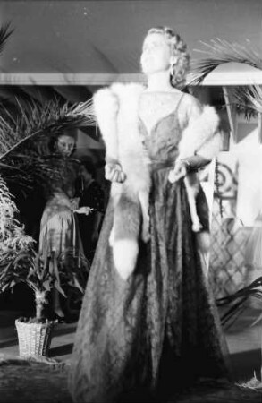 Bukarest: Modenschau: Abendkleid mit Pelzumhang, stehend