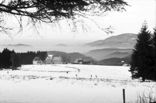 Thurner; St. Märgen: Thurnerwirtshaus mit Kapelle; Hintergrund Kandel