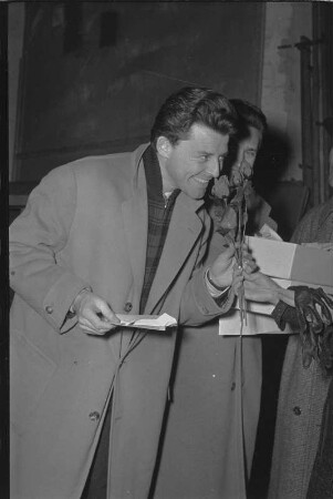 Auf Wiedersehen TNP : Besuch und Auftritt des französischen Schauspielers Gérard Philipe als Hauptdarsteller. Fotoserie anläßlich des Gastspiels des Pariser Théâtre National Populaire (TNP) mit "Ruy Blas" von Victor Hugo im Großen Haus der Staatstheater Dresden, 19. März 1955