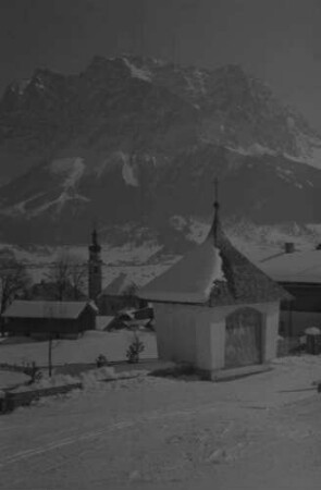 Lermoos: Zugspitze, Vordergrund Bildstock und Ort