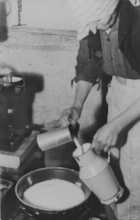 Martha Beck beim Milchverkauf, eine wesentliche Einnahmequelle der Kleinbauern : Milchverkauf, eine wesentliche Einnahmequelle der Kleinbauern