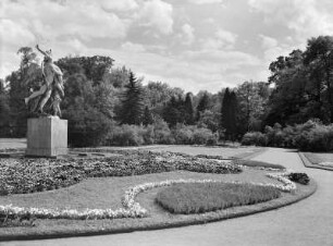 Die Zeit entführt die Schönheit : Rondell vor dem Palais mit Figurengruppe "Die Zeit entführt die Schönheit" von P. Balestra