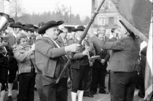 Langenegg, Vorarlberg: Feier vor der Kirche und Kranzniederlegung