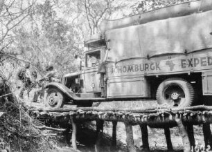 Überquerung einer provisorisch errichteten Brücke, 1931
