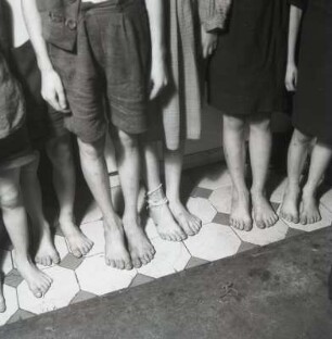 Flüchtlingskinder 1945 - Refugee children 1945 : Kinderfüße