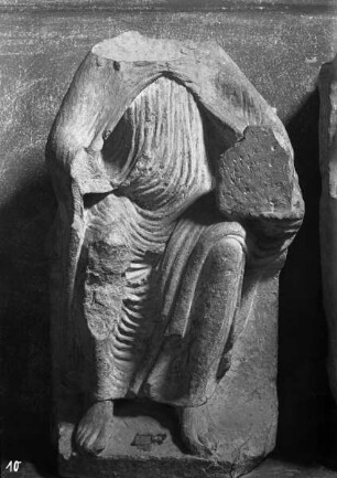 Die Figuren von den Wessobrunner Chorschranken — Elf Apostelfiguren — Apostel, ohne Kopf, mit Buch
