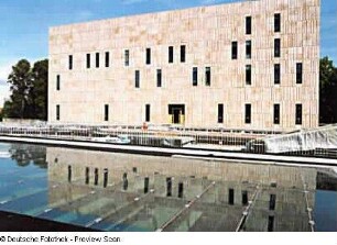 Baustelle Sächsische Landesbibliothek - Staats- und Universitätsbibliothek Dresden, Zentralbibliothek. Gestaltung der Außenanlagen zwischen Nordriegel und Südriegel. Blick über das Glasdach des Zentralen Lesesaales auf den Nordriegel : Dresden-Räcknitz, Zellescher Weg 18. Baustelle Sächsische Landesbibliothek - Staats- und Universitätsbibliothek Dresden, Zentralbibliothek. Gestaltung der Außenanlagen zwischen Nordriegel und Südriegel. Blick über das Glasdach des Zentralen Lesesaales auf den Nordriegel