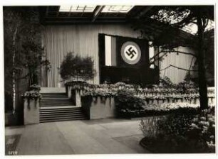 Ausstellungsgarten Deutsche Gartenbau-Ausstellung 1933, Berlin: Innenansicht Ausstellungshalle, Blick auf Rhododendron-Terrasse
