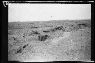 Swirnie (?) (=Svirniai, Litauen): Schützengraben vor einem weiten Feld ("Swirnie nach der Beschießung durch die Russen. Mai 1915")