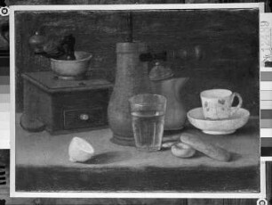 Stilleben mit Geschirr und Kaffeemühle
