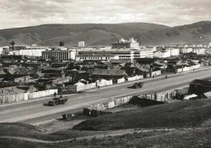 Ulan Bator. Blick von Nordwesten über Katenviertel des Stadtrandes und die westliche Nord-Süd-Magistrale auf Neubauten des Stadtzentrums gegen Bogdo ola (2273 m)