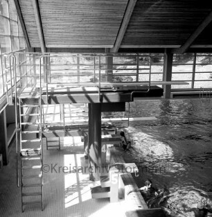 Hallenbad Bad Oldesloe: Konrad-Adenauer-Ring: der Sprungturm, rechts Personen im Schwimmbecken