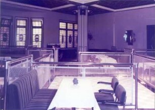 Dresden-Weißer Hirsch, Bautzner Landstraße 7. Parkhotel. Salon mit Tischen, Sesseln und Raumteilern (Ausstattung 1977)