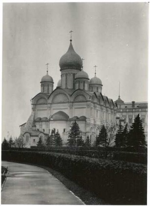 Moskau, Russland. Kreml. Erzengel-Kathedrale (1505-1509; Alovisio Novo). Ansicht von Nordosten mit Apsiden