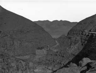 Berglandschaft : Blick über eine von Erosion geformte Berglandschaft