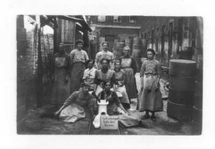 Dresden-Neustadt, Leipziger Straße 6. Steingutfabrik Villeroy & Boch Dresden. Arbeiterinnen aus dem Kehrsaal vor dem Produktionsgebäude