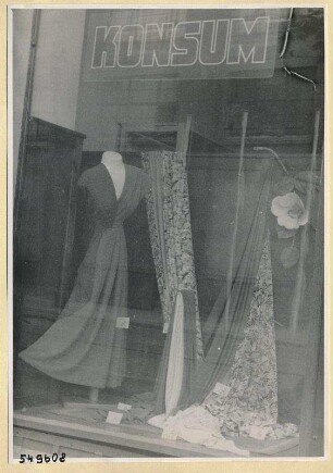 Kleiderstoffe im Schaufenster, Konsum-Geschäft Oberschöneweide, Foto 1954