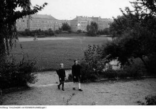 Dresden, Strehlen, Sportplatz, Radrennen Internationale Friedensfahrt, Donath-Ausstellung (Produkte der Obstkelterei Donath, ab 1950 VEB Lockwitzgrund), Oktober 1951