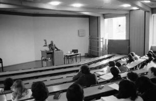 Freiburg; Littenweiler: Pädagogische Hochschule; großer Hörsaal, Studenten mit Prof. Heinelt, Vorlesung