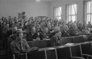 Dresden-Räcknitz, Zellescher Weg 12/14 (Willers-Bau der TH Dresden). Serie "Jahrestagung Deutsche Mathematiker-Vereinigung Dresden 1957". Blick auf Teilnehmer im Hörsaal, in Bildmitte 3. Reihe Prof Dr. Heinrich Grell