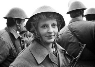 Frau der Kampfgruppe ESG : Portrait einer jungen Frau der Kampfgruppe ESG