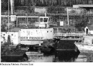 Neustädter Hafen (Hafenstraße) mit Personen-Seitenraddampfer "Junger Pionier"