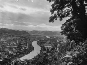An der Mur : Graz links und rechts der Mur, dahinter Grazer Bergland