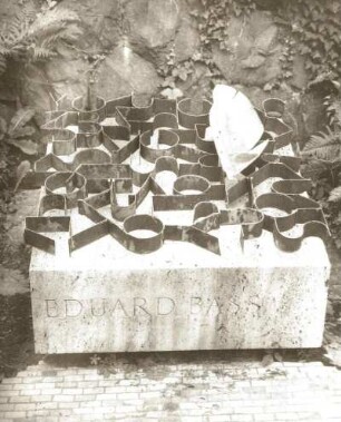 Grabmal für den Schriftsteller Eduard Bass : Grabmal für den Schriftsteller Eduard Bass. Stein, Schmiedeeisen. Prag-Vyšehrad, Friedhof Vyšehrad