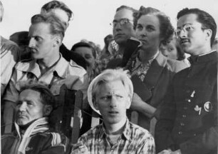 Stockholm. Internationaler Jugendtag 1950. Teilnehmer hören gebannt einer Rede zu.