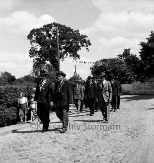 Volks- und Schützenfest: Schützenverein Sprenge und Umgebung e.V.: Festumzug mit Schützenkönig Heinz Grundmann und Jungschützenkönig Jochen: hinten Hecke, Mauer und Bäume