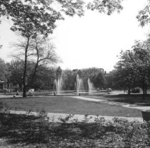 Cottbus-Mitte. Schillerplatz (Anlage 1962). Parkansicht mit Wasserbassin von Westen