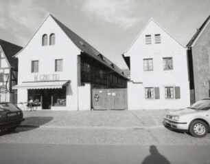 Seitengebäude : Dreiseithof (1. H. 19. Jh.). Wohnstallhaus mit Laden und Seitengebäude