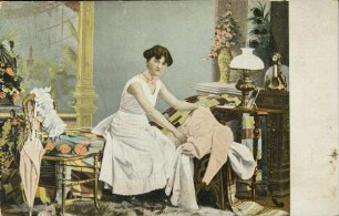 [Frau sitzt auf der Bettkante]