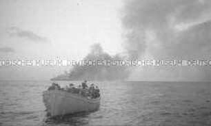 Selbstversenkung des Hochseepassagierdampfers "Columbus" am 19. Dezember 1939, ein vollbesetztes Rettungsboot entfernt sich von dem brennenden Dampfer