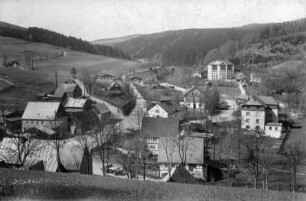 Schmalzgrubner Straße mit Försterhaus und Ziermann-Fabrik (im Bau) : li. alte Schmalzgrubner Straße mit Postberg, re. Bartzsch-Fabrik (Ferdinand Meyer)