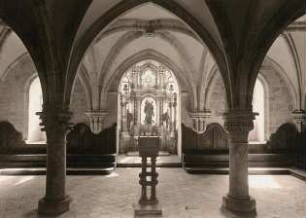 Ossegg (Osek). Zisterzienserstift. Konventgebäude. Kapitelsaal mit Lesepult. Blick vom östlichen Kreuzgang zum Altar