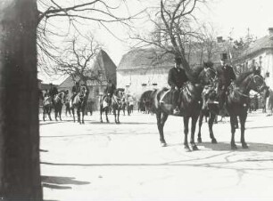 Radibor, Osterreiter, auf dem Markt haltend