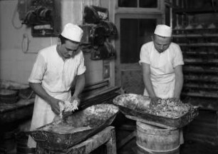 Dresden-Altstadt, Webergasse 35. Feinbäckerei und Conditorei Firma "Hermann Angermann", Inhaber Franz Seraph Schmid. Christstollenbäckerei. Backstube. Dem Stollenteigs werden die Zutaten (Mandeln, Rosinen, Zitronat, etc.) mit der Hand beigemischt