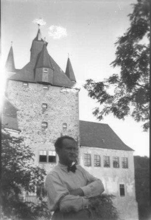Ernst Otto Gerhardt vor einer Burg
