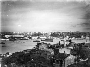 Blick über Istanbul : Blick von der Yavuz Selim Moschee in Istanbul auf das Phanar-Viertel und das Goldene Horn in der Nähe des ehemaligen Marine-Ministeriums.