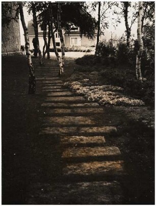 Garten Schmitt, Reichenberg: Plattenweg