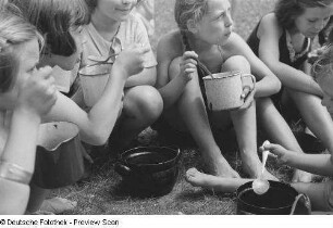 Kinder während der Mittagspause beim Essen von Suppe