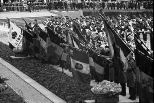 Brüssel: gesenkte Fahnen belgischer Veteranen