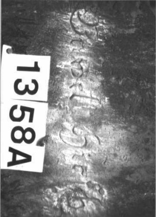 Grabstein 1358 (Index: 99900276) Material: Sandstein Zustand: Vorderseite völlig verwittert Maße HxBxT: 94x61x9 cm Beschreibung: Stele mit Konvexbogenabschluss: Grabstein 1358A