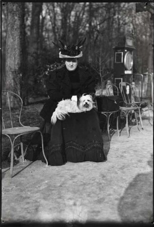 Paris, Champs-Élysées, Porträt Louise Mayer mit "Beauty"