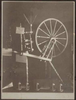 Spinnräder mit Widmungsanhängern.