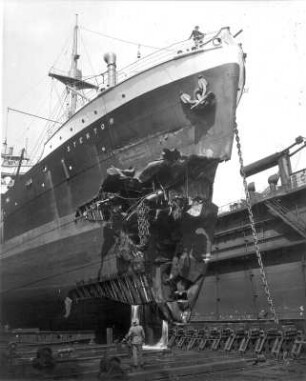 Schiff "Stentor" : Havarierte Schiffe. Der Zusammenstoß zweier englischer Schiffe auf der Unterelbe im Mai 1933. Das Schiff "Stentor" im Dock