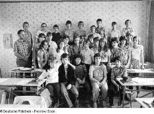 Schulklasse der erweiterten Oberschule "Herbert Warnke"