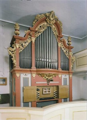 Einmanualige Orgel op. 49, Frankenstein : Silbermann, Gottfried: Einmanualige Orgel I/13 op. 49 (1749/1753; G. Silbermann, J. D. Silbermann; Fassung wohl C. P. Buzäus). Ansicht mit geöffnetem Spielschrank. Oederan-Frankenstein, Dorfkirche