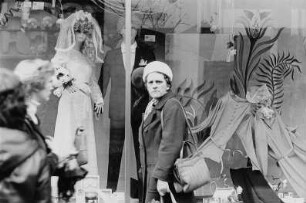 Passanten vor dem Schaufenster eines Bekleidungsgeschäfts